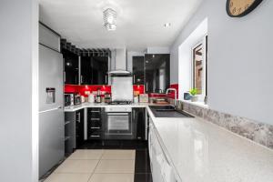 Spacious 3 Bed Home - Parking, Wi-Fi & Garden