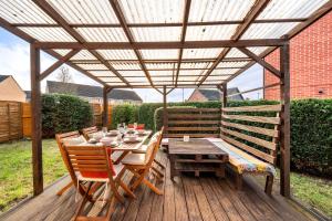 Spacious 3 Bed Home - Parking, Wi-Fi & Garden