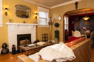 Cozy Eclectic Home - Retro Feel Across from Rhodes