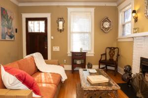 Cozy Eclectic Home - Retro Feel Across from Rhodes