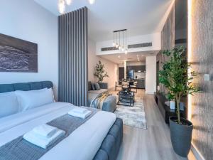 Marina Elegance, Walk to JBR Beach and Ain Dubai w Stunning Canal View