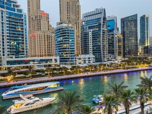 Marina Elegance, Walk to JBR Beach and Ain Dubai w Stunning Canal View