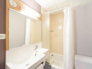 Hotels B&B HOTEL Cholet Sud : photos des chambres