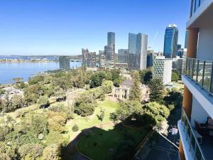 114 Panoramic River Views 2BR High Floor & Parking