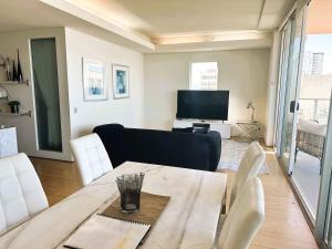 114 Panoramic River Views 2BR High Floor & Parking