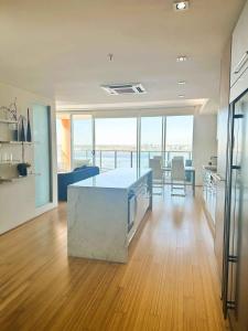114 Panoramic River Views 2BR High Floor & Parking