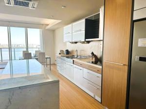 114 Panoramic River Views 2BR High Floor & Parking