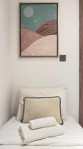 Stylish 2 Bed with full marina view on high floor