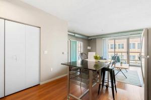 CozySuites 2BR Mill District with pool, gym #04