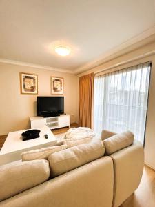 10 CBD Resort 2BR Secure Suite Pool Gym & Parking