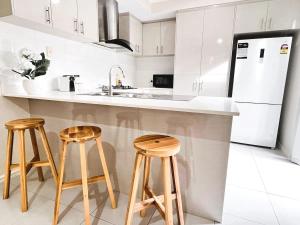 1 Sparkling Sanctuary Joondanna 3BR 2BA & Parking