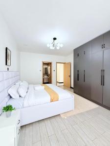 Comfort living three bedroom apartment with fully equipped gym swimming pool private parking space ,child play area and amazing scenic views which offers comfort and luxurious lifestyle