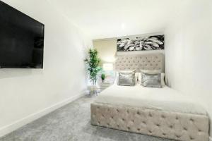 Spacious 2-Bedroom Apartment near Canary Wharf - London Ideal for Business, Leisure & Long Stays