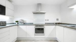 Spacious 2-Bedroom Apartment near Canary Wharf - London Ideal for Business, Leisure & Long Stays