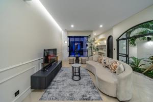 Chandler Berawa - Bright & Stylish 2BR Getaway near Berawa Beach