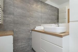 Modern Grey Apartment Close to the Centre of Rzeszów Perfect for Remote Work by Noclegi Renters