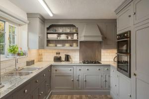 17th Century Cottage & Scandi Cabin Drive Parking