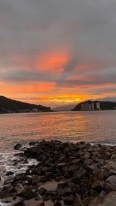 KIT FRENTE A PRAIA EM Sv