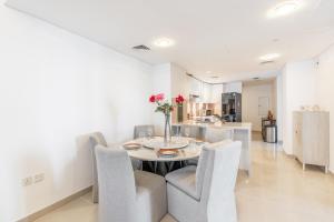RH- Marina Living with Panoramic Views, Chic 3BR in Ocean Heights
