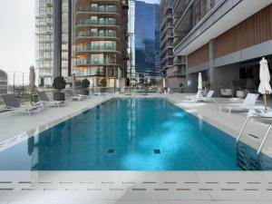 Vogue Vacation Homes, Business Bay Royal Regency near Downtown, Burj Khalifa and Dubai Mall, One Bedroom Apartment with Balcony and partial Burj Khalifa view, Access toAmenities