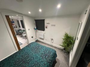 Modern Private Guest Suite Near Heathrow Free Parking & Garden