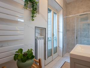 Bright Top-Floor Apartment with Private Terrace