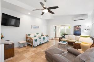 Your Perfect Home Charming 2BR2BA Apartment with Full Kitchen WD & AC