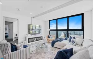 Meriton Suites - 71st Floor Beachfront Apartment Surfers Paradise - Ocean and City Views