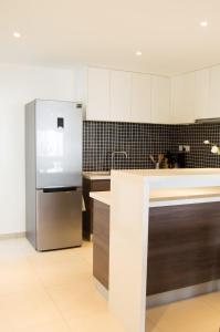 Bright and Modern Apartment with a pool & gym