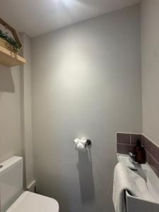 Sleeps 6 3bedroom House, Harlaxton Garden Driveway