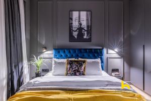 Unique Urban Cave w Pool Table Near Acropolis!