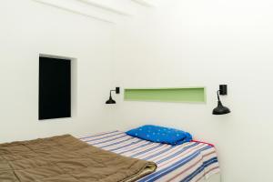 Malvasia Harbors Light