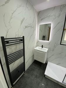 Large Modern 2-Bed Home Ideal for Long Work Stays