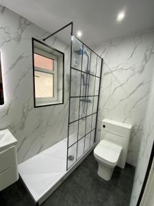 Large Modern 2-Bed Home Ideal for Long Work Stays