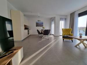 SHARK Deluxe Pool Apartments