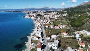 Apartman Palma and Luxury Penthouse for a family with swiming pool,parking,terrace,panoramic view at the sea,Podstrana