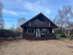 Norfolk 3 bedroom lodge with hot tub