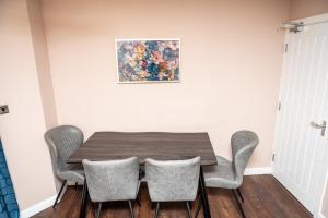 Elegant and Modern Apartment 3 Double Bedroom Near City Centre Entire House Parking