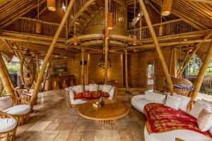 Cacao House 4bds Eco Bamboo House, pool, near Green School Bali