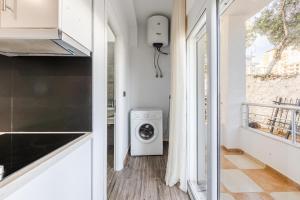 Saranda Beach Living - 1BR Apartment by PikHost