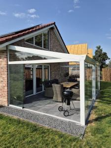 Neues Ferienhaus mit riesem Garten und Sauna und Pool