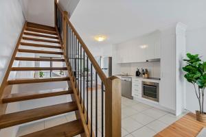 Central Redcliffe Coastal Home Walk to Beach
