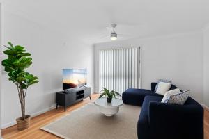 Central Redcliffe Coastal Home Walk to Beach
