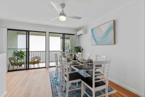Central Redcliffe Coastal Home Walk to Beach