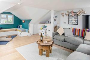 Parkland Place - Spacious Newquay family holiday home, parking, log burner, dog friendly