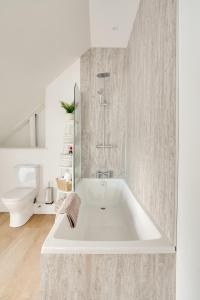 NEW Apt 3 Armatage Flats