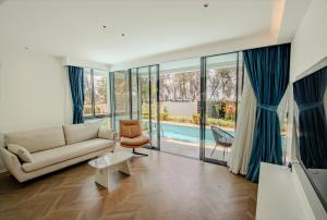 Beachfront 2BR 77 Seaview Pool Access