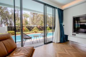 Beachfront 2BR 77 Seaview Pool Access