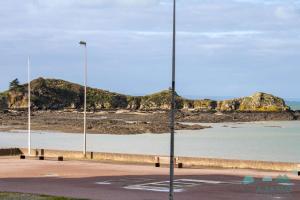 451 - Appartement à ERQUY, en bordure de la très belle plage de CAROUAL