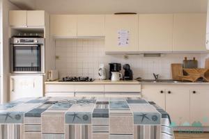 451 - Appartement à ERQUY, en bordure de la très belle plage de CAROUAL